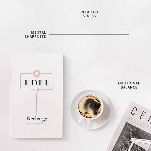 Produkpakke med Edel Recharge ligger på bordet sammen med et blad og kaffekopp. Teksten over "Reduce stress. mental sharpness, emotional balance" 